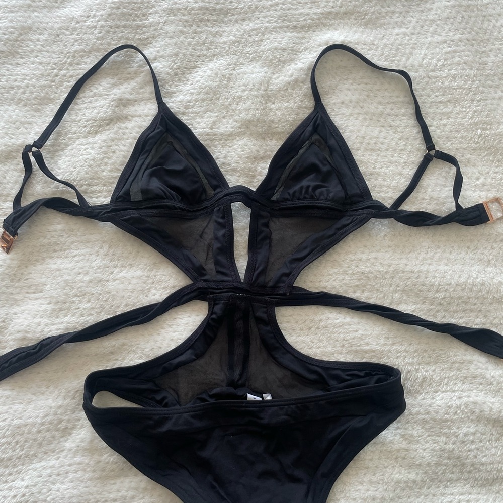 black revolve cut out one piece with mesh Small